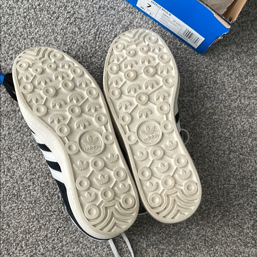 Adidas Gazelle Shoes - Picture 4 of 11